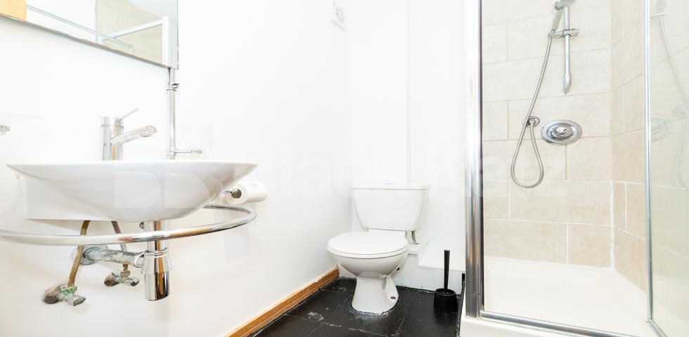 			PENTHOUSE WITH ROOF TERRACE!, 4 Bedroom, 1 bath, 1 reception Flat			 Farringdon Road, CLERKENWELL / HOLBORN